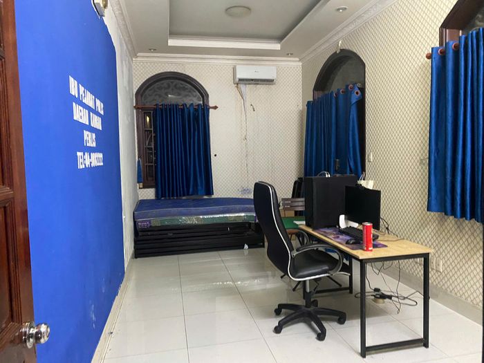 Bên trong căn phòng được các đối tượng phục dựng để giả mạo chính quyền, cảnh sát , thực hiện hành vi lừa đảo