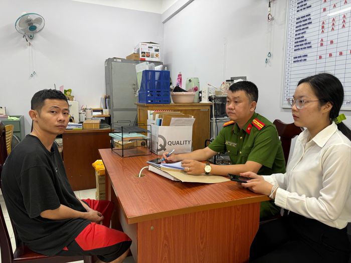 Điều tra viên phối hợp cùng người phiên dịch làm việc với các đối tượng có liên quan