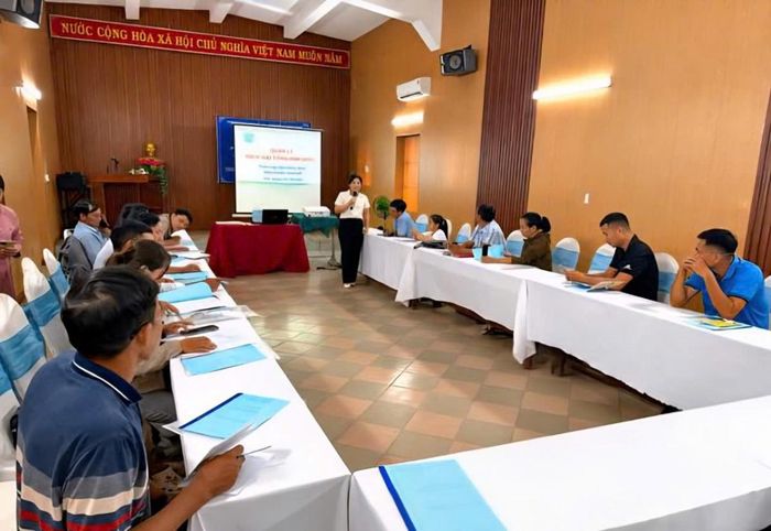  Quang cảnh lớp tập huấn với sự tham gia của đông đảo nông dân, thảo luận và trao đổi kiến thức thực tiễn trong sản xuất sầu riêng. 