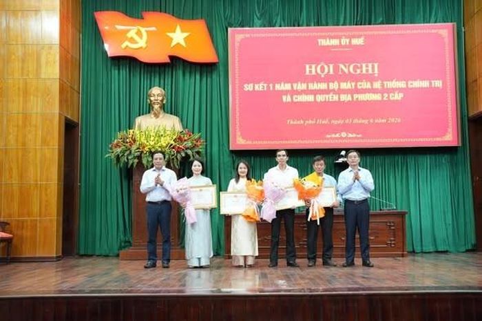 Các tập thể và cá nhân được tặng Bằng khen của Chủ tịch Ủy ban nhân dân thành phố