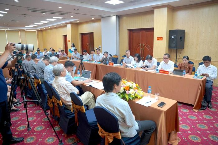 Các đại biểu trao đổi, thảo luận về những khó khăn trong quản lý diện tích rừng, đất lâm nghiệp chưa giao, chưa cho thuê hiện do cấp xã quản lý.