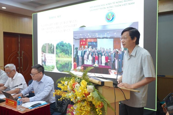 Thạc sĩ Nguyễn Văn Tiến, Phó Chủ tịch Hội Khoa học Kinh tế Nông nghiệp và Phát triển nông thôn Việt Nam trình bày báo cáo kết quả nghiên cứu tại hội thảo, trong đó đặt ra yêu cầu làm rõ địa vị pháp lý, nguồn lực và cơ chế quản lý đối với diện tích rừng, đất lâm nghiệp do UBND cấp xã đang quản lý.
