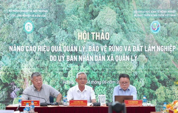Tiến sĩ Hà Công Tuấn, Tiến sĩ Vũ Mạnh Hùng và ông Nguyễn Hữu Thiện chủ trì hội thảo.