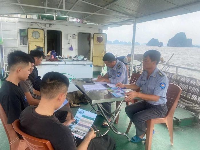 Đoàn công tác kiểm tra, hướng dẫn, tuyên truyền cho ngư dân. Ảnh:Cổng thông tin điện tử Quảng Ninh