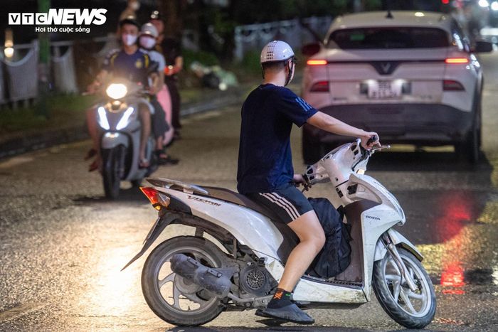 Ngoài các trường hợp chấp hành yêu cầu kiểm tra, quá trình làm nhiệm vụ, lực lượng chức năng cũng ghi nhận một số người có biểu hiện né tránh việc kiểm soát. Tại khu vực gần chốt làm nhiệm vụ, một người đàn ông điều khiển xe máy khi phát hiện phía trước có lực lượng CSGT đã lập tức quay đầu xe theo hướng ngược lại nhằm tránh việc kiểm tra nồng độ cồn.