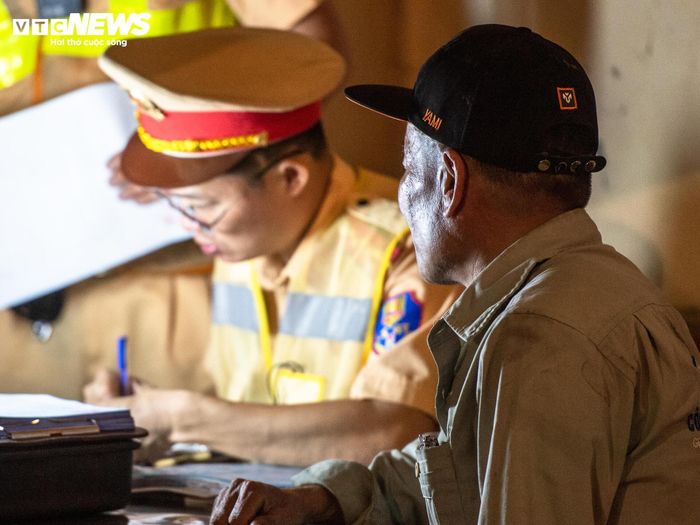 Làm việc với lực lượng chức năng, ông T. cho biết, sau khi kết thúc giờ làm, ông ngồi cùng bạn bè để uống bia giải khát. Người đàn ông này nói bản thân chỉ uống đúng 2 cốc bia, ăn kèm một ít bò khô và trâu gác bếp nên nghĩ không ảnh hưởng nhiều đến việc lái xe.
