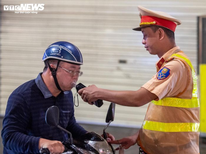 Trước đó ít phút, tổ công tác cũng phát hiện anh T.M.T. lái xe máy khi trong hơi thở có nồng độ cồn ở mức 1.