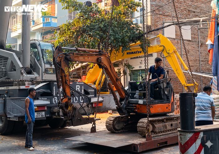 Chủ công trình đưa máy móc vào khắc phục sự cố nhằm ổn định tình hình, bảo đảm an toàn cho người dân trong khu vực.