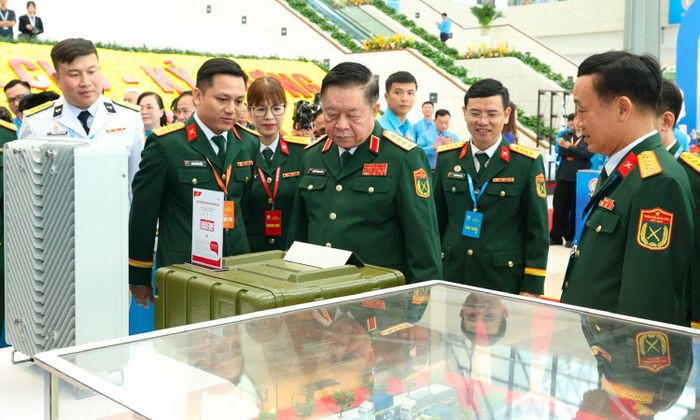 Đại tướng Nguyễn Trọng Nghĩa, Chủ nhiệm Tổng cục Chính trị Quân đội Nhân dân Việt Nam, tham quan gian hàng công nghệ của Tập đoàn Công nghiệp - Viễn thông Quân đội (Viettel).