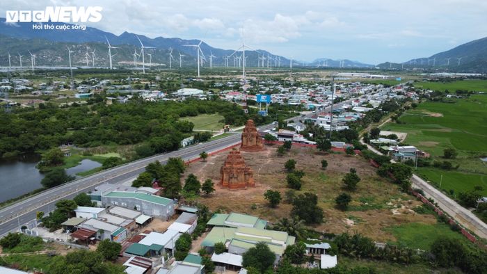 Tháp Hòa Lai là khu di tích được xây dựng trên mặt bằng hình chữ nhật kéo dài theo hướng đông - tây, với chiều dài khoảng 200m và rộng 125m. Ngoài 3 ngôi tháp chính, nơi đây còn lưu giữ dấu tích của nhiều công trình phụ như tường bao, tháp cổng, nhà dài và các kiến trúc phục vụ sinh hoạt, tín ngưỡng của người Chăm xưa.