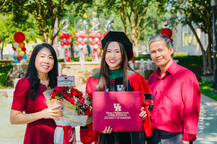 Kiều Nga cùng bố mẹ ngày cô tốt nghiệp bác sĩ tại Mỹ.