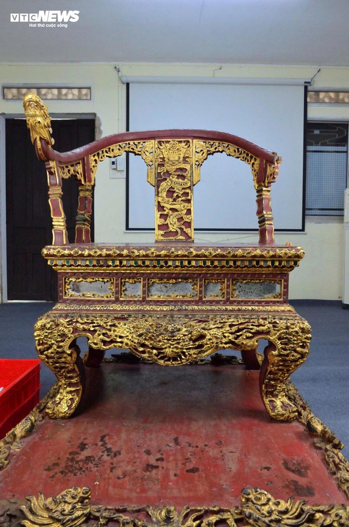 Trước đó, ngày 24/5/2025, bảo vật này bị Hồ Văn Phương Tâm phá hoại, làm gãy tay ngai phía bên trái, khiến 14 mảnh vỡ bị tách rời với kích thước không đồng nhất. Ngay sau sự việc, hiện vật được đưa về bảo quản tại kho cổ vật của Bảo tàng Cổ vật Cung đình Huế. 
