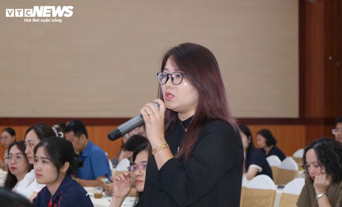 Đại diện các doanh nghiệp nêu các câu hỏi từ thực tiễn hoạt động của doanh nghiệp.