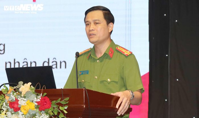 Thượng tá - Phó Giáo sư, Tiến sĩ Phạm Tiến Dũng - Trưởng Khoa Cảnh sát điều tra tội phạm về tham nhũng, kinh tế, buôn lậu, môi trường - Học viện Cảnh sát nhân dân (Bộ Công an) trực tiếp truyền đạt những quy định của pháp luật hình sự về BHXH, BHYT, BHTN.