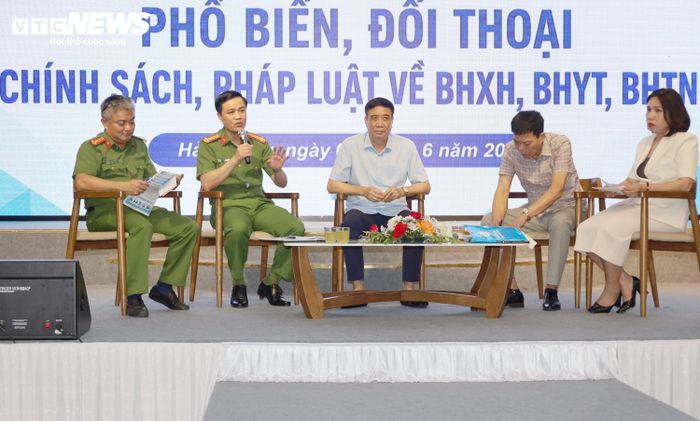 Lãnh đạo các đơn vị giải đáp những thắc mắc, những vấn đề liên quan của đại diện các doanh nghiệp.