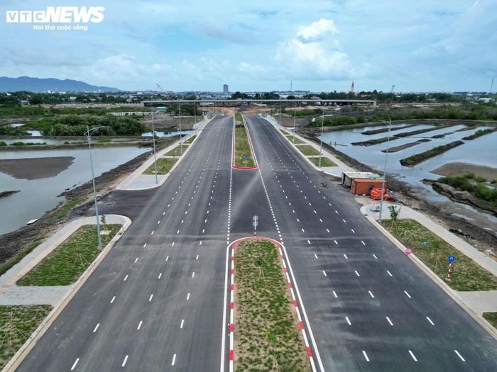 Hệ thống đèn chiếu sáng, biển báo giao thông và các công trình phụ trợ đã được lắp đặt đầy đủ, đáp ứng điều kiện khai thác.