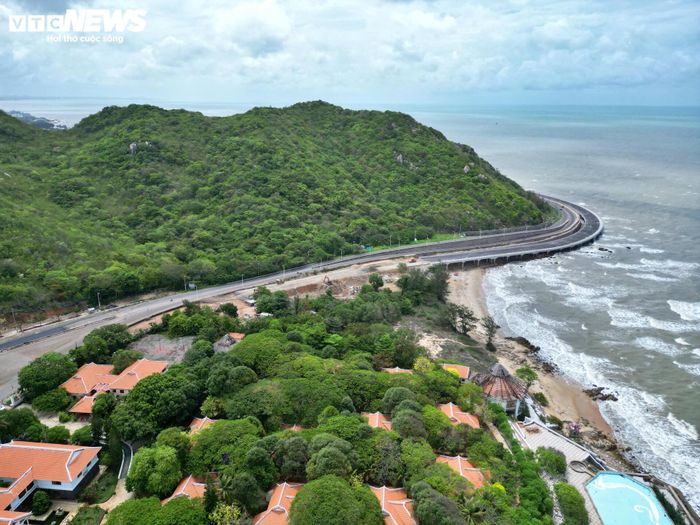 Đến nay, mặt cầu đã hoàn thành công tác thảm nhựa cùng nhiều hạng mục quan trọng khác. Từ trên cầu, du khách có thể quan sát toàn cảnh biển và núi ven tuyến. Theo thiết kế, công trình được xây dựng nhằm hạn chế việc mở rộng đường bằng giải pháp xẻ núi như trước đây, qua đó góp phần giữ gìn cảnh quan tự nhiên khu vực ven biển.