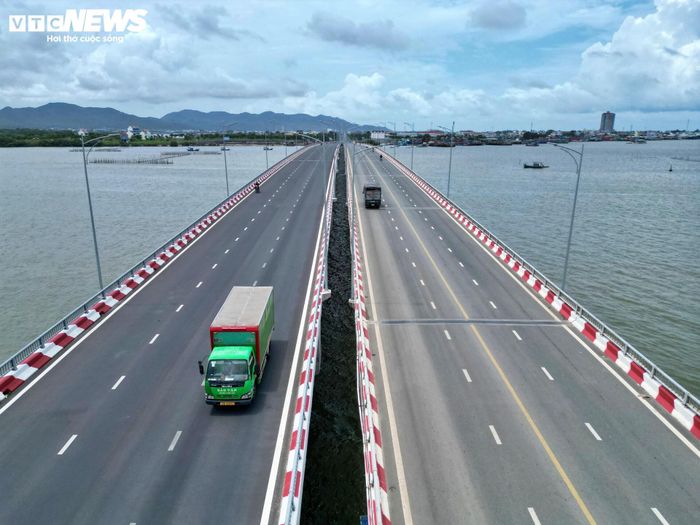 Cách đó không xa, cầu Cửa Lấp 2 đã được đưa vào khai thác. Công trình dài hơn 700 m được xây dựng song song với cầu hiện hữu, góp phần nâng cao năng lực lưu thông tại cửa ngõ phía Đông TP.HCM. 