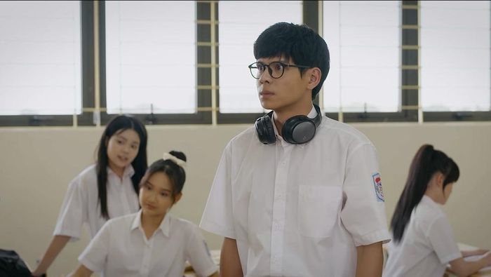 Khuê ngăn cản bạn kịp thời trước khi xảy ra xô xát.