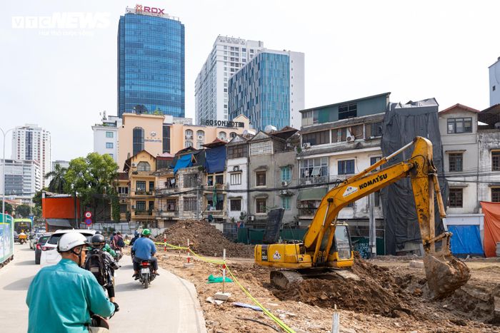 Dự án được phê duyệt với thời gian thực hiện giai đoạn 2018 - 2020. Tuy nhiên, do vướng mắc trong công tác giải phóng mặt bằng, đến cuối năm 2025, các địa phương mới cơ bản hoàn tất việc bàn giao mặt bằng cho chủ đầu tư để triển khai thi công đồng bộ. Theo kế hoạch, toàn bộ phần nền đường sẽ hoàn thành trước ngày 2/9, trong khi hai cầu vượt trên tuyến dự kiến được đưa vào hoàn thành trước ngày 31/12/2026.