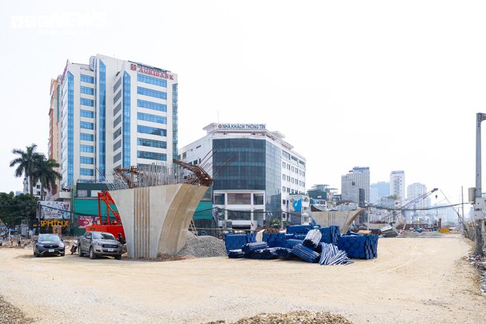 Nhiều hạng mục trụ cầu vượt trên tuyến Vành đai 1 cơ bản hoàn thiện, dần hiện rõ hình hài của các công trình giao thông trọng điểm trên tuyến.