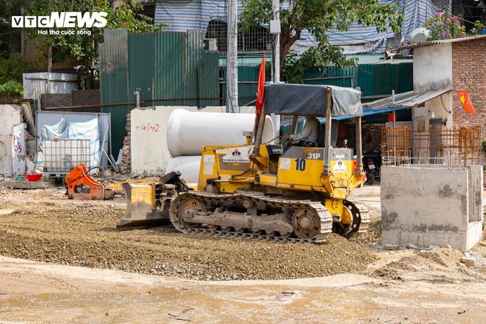 Trên công trường, hàng trăm kỹ sư, công nhân cùng nhiều máy móc, thiết bị chuyên dụng được huy động, tổ chức thi công liên tục trên nhiều mũi nhằm đẩy nhanh tiến độ các hạng mục của dự án.