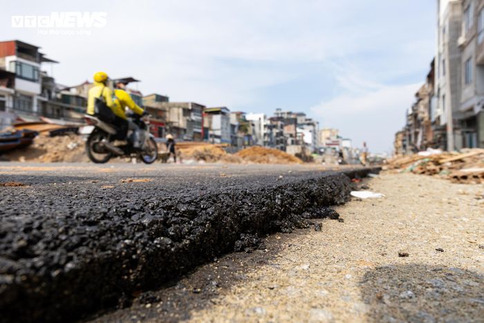 Tại đoạn từ nút giao La Thành - Nguyễn Chí Thanh đến phố Thành Công, dài khoảng 500m, đơn vị thi công hoàn thành thảm nhựa trên một nửa bề rộng mặt đường. Hạ tầng giao thông tại khu vực này đang dần hoàn thiện, tạo nên diện mạo mới cho dự án sau thời gian dài triển khai.