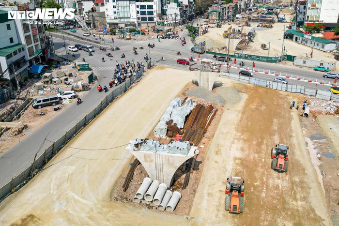 Trên công trường, các nhà thầu đang tập trung nhân lực, máy móc đẩy nhanh tiến độ thi công hai cầu vượt tại các nút giao Láng Hạ và Nguyễn Chí Thanh nhằm sớm hoàn thiện các hạng mục trọng điểm của dự án.