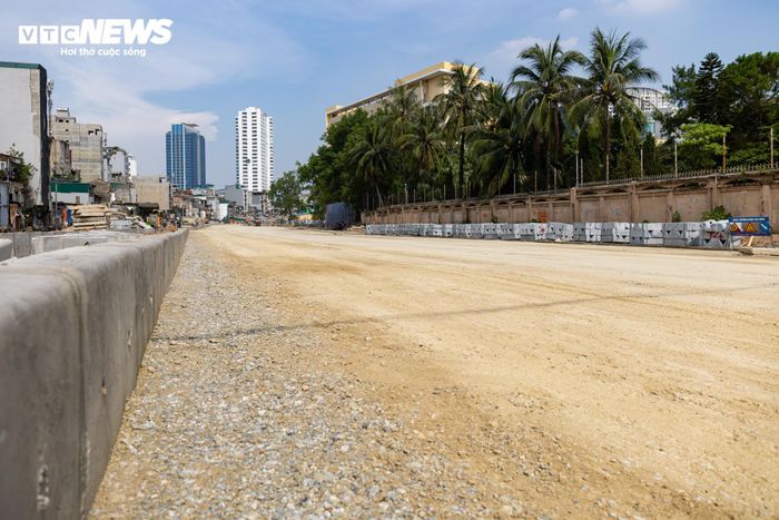 Tại nhiều vị trí trên tuyến Vành đai 1 đoạn Hoàng Cầu - Voi Phục, công tác hoàn thiện nền, mặt đường cơ bản hoàn tất, sẵn sàng cho giai đoạn thảm bê tông nhựa trong thời gian tới.