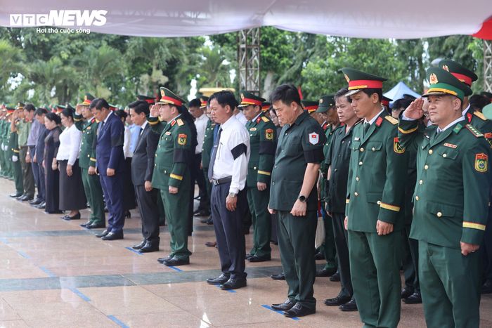 Đoàn đại biểu tỉnh Mondulkirri (Vương quốc Campuchia) và lãnh đạo tỉnh Đắk Lắk làm lễ truy điệu, bày tỏ lòng biết ơn sâu sắc đối với sự hy sinh của các anh hùng liệt sĩ.
