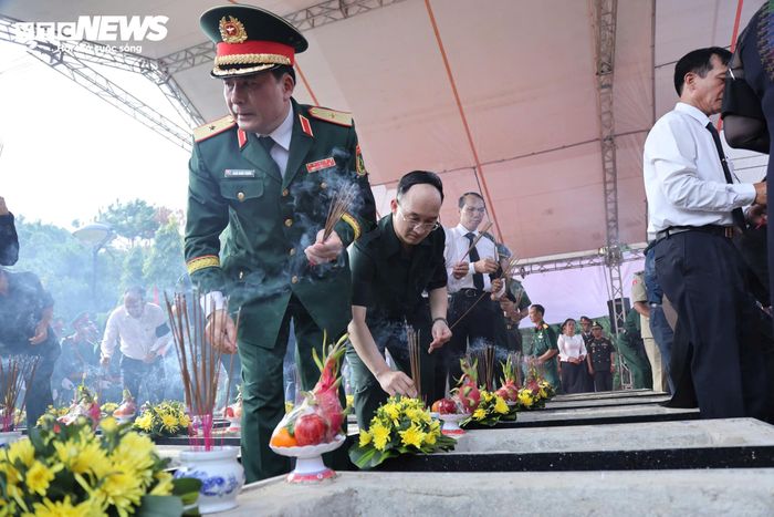 Lãnh đạo Trung ương, địa phương và nhân dân thành thắp hương tưởng nhớ các anh hùng liệt sĩ.