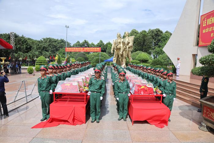Đây là những hài cốt liệt sĩ do Đội K51 (Bộ Chỉ huy Quân sự tỉnh Đắk Lắk) tìm kiếm, quy tập được trong mùa khô 2025 - 2026 tại tỉnh Mondulkiri (Vương quốc Campuchia).
