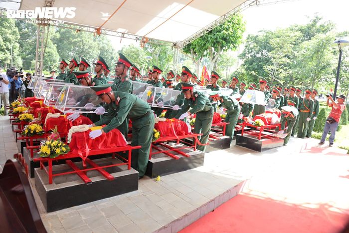 Nghi thức truy điệu các liệt sĩ quân tình nguyện, chuyên gia Việt Nam hy sinh trên đất Campuchia.