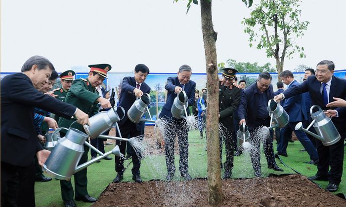Tổng Bí thư, Chủ tịch nước Tô Lâm và các đại biểu tham gia trồng cây tại Lễ phát động "Tết trồng cây đời đời nhớ ơn Bác Hồ" Xuân Bính Ngọ 2026.