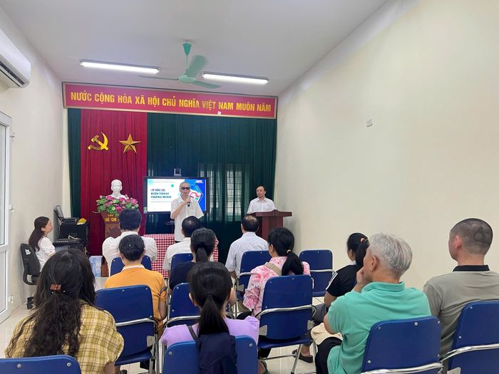 Quang cảnh lớp học AI dành cho người khiếm thị do Chi hội Người mù liên phường Thanh Xuân tổ chức.
