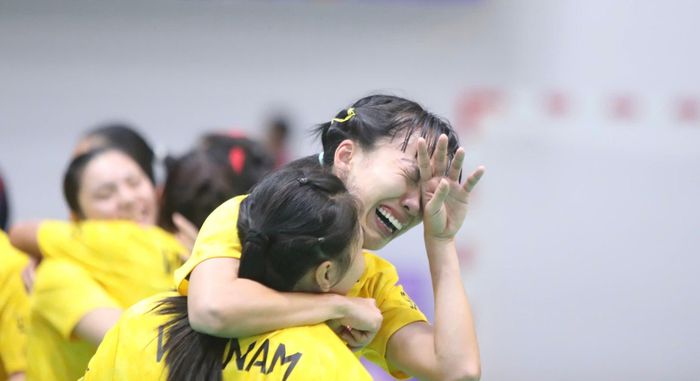 Hà Thị Hạnh bật khóc sau khi giành Huy chương vàng tại SEA Games 33. Ảnh: Ngọc Tú