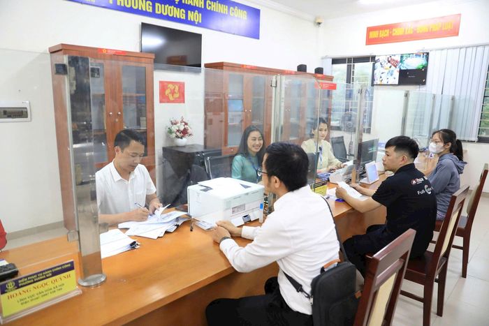 Giải quyết TTHC cho người dân tại Điểm phục vụ hành chính công phường Dương Nội. Ảnh: Quang Thái