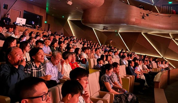 Khán phòng chật kín khán giả đến thưởng thức những giai điệu của hai người nghệ sĩ họ yêu mến. Ảnh: Kiều Thoan Thu