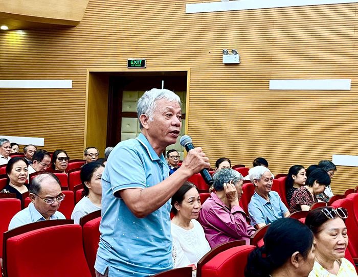 Cử tri phường Ô Chợ Dừa kiến nghị tại hội nghị. Ảnh: Quỳnh Anh
