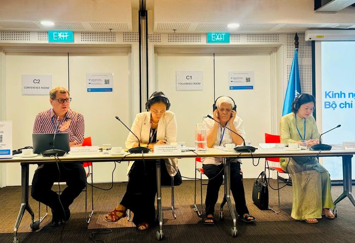 Tiến sĩ Emmanuel Cerise, đại diện Vùng Thủ đô Paris tại Hà Nội chia sẻ kinh nghiệm đo lường giá trị ngành Công nghiệp văn hóa tại các quốc gia trên thế giới. Ảnh: PV