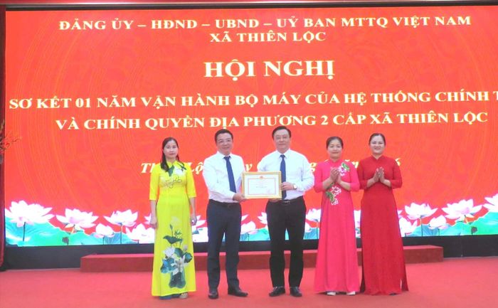 Lãnh đạo xã Thiên Lộc trao Bằng khen của UBND thành phố cho Ban Xây dựng Đảng. Ảnh: Tú Linh.