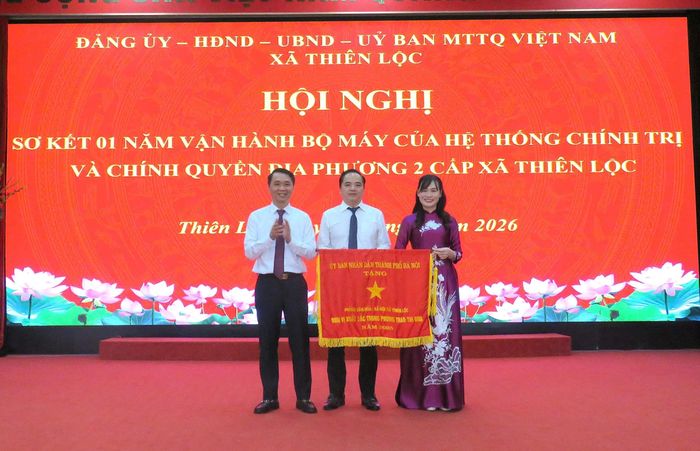 Phòng Văn hóa - xã hội nhận Bằng khen của UBND thành phố. Ảnh: Tú Linh