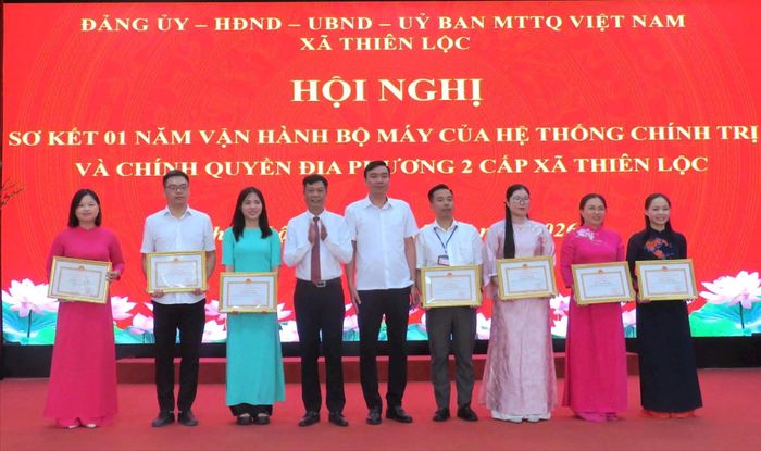 Các cá nhân tiêu biểu nhận Bằng khen của UBND thành phố. Ảnh: Tú Linh