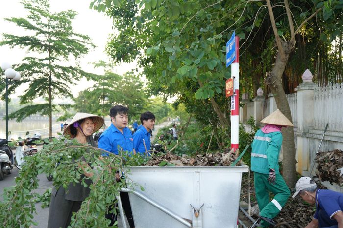Hưởng ứng chương trình, đông đảo cán bộ, hội viên, đoàn viên, công nhân vệ sinh môi trường và nhân dân đồng loạt ra quân tổng vệ sinh môi trường. Ảnh: Thảo Linh