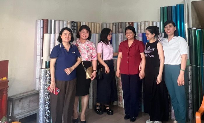 Đoàn công tác thăm mô hình sử dụng vốn vay tạo việc làm của hộ bà Trần Hồng Loan, số 414 đường Cầu Giấy. Ảnh: T.N