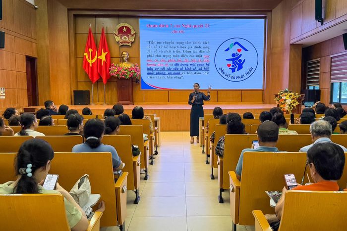 Thạc sĩ Đặng Thị Hải, giảng viên Cục Dân số (Bộ Y tế) truyền đạt những nội dung trọng tâm và hướng dẫn thi hành Luật Dân số. Ảnh: DK