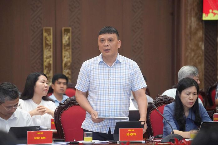 Giám đốc Sở Nội vụ Hà Nội Nguyễn Minh Long phát biểu làm rõ một số nội dung. Ảnh: Phạm Hùng