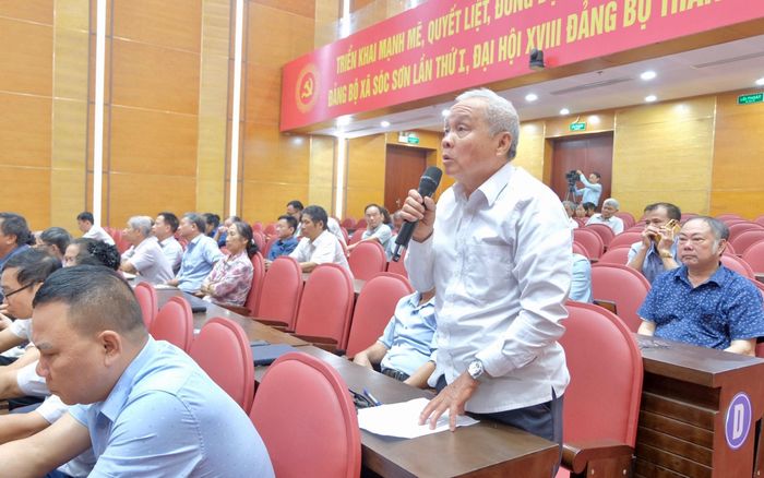 Cử tri xã Sóc Sơn nêu ý kiến tại hội nghị. Ảnh: Tùng Nguyễn.