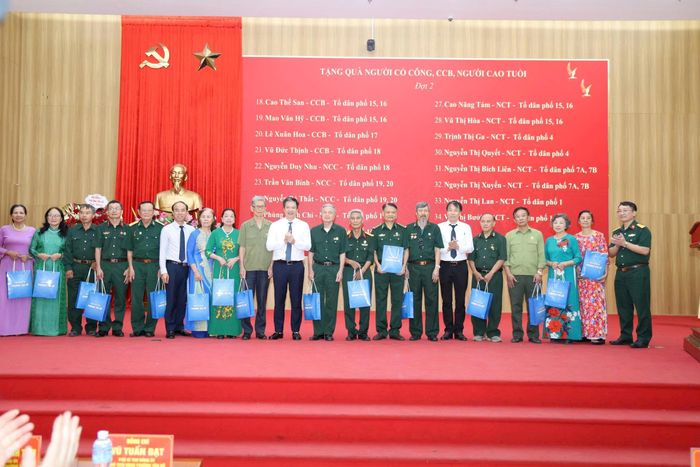 Phường Yên Sở và các đơn vị y tế đã trao tặng quà cho người có công, cựu chiến binh và người cao tuổi trên địa bàn. Ảnh: Thái Phương