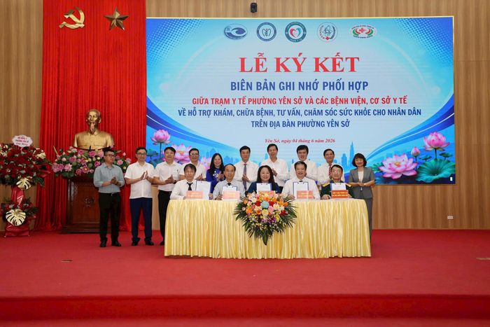 Tham gia ký kết có Bệnh viện Nội tiết Trung ương, Viện Y học phóng xạ và U bướu Quân đội, Bệnh viện Đa khoa Thanh Trì, Bệnh viện Mắt Hà Nội và Trạm Y tế phường Yên Sở. Ảnh: Thái Phương